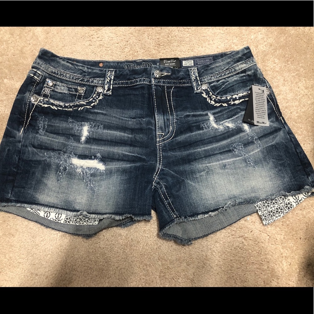 Miss Me Easy short mid-rise NWT Size 34